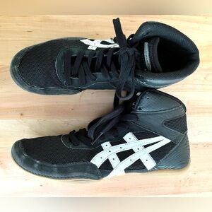 ASICS Matflex 7 Black/White Athletic Shoes Mid-Top Design, Sz 7 Men/ 8.5 Women